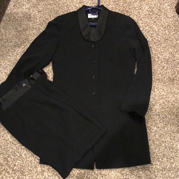 Women’s Kasper suit - Picture 2 of 5